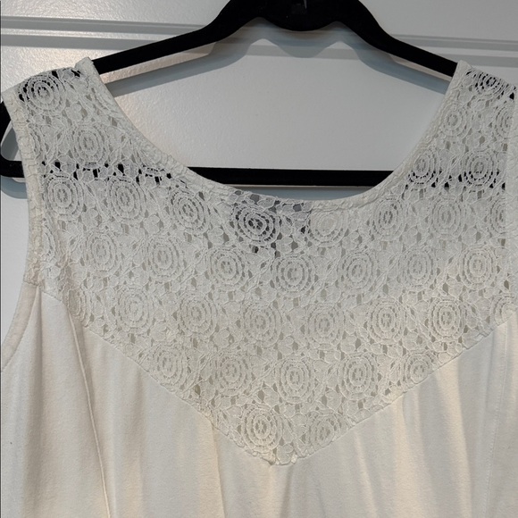 Elegant White Sleeveless and lace Dress - Picture 5 of 5